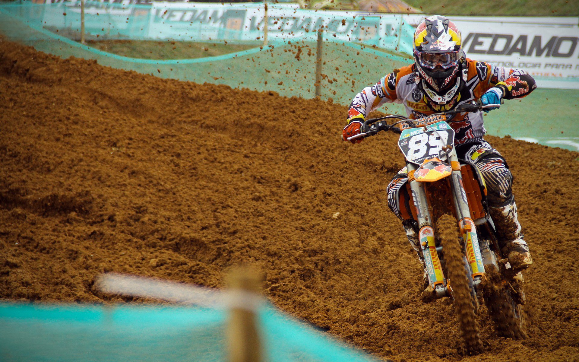 曼彻斯特双星闪耀,亚洲之光映伦敦